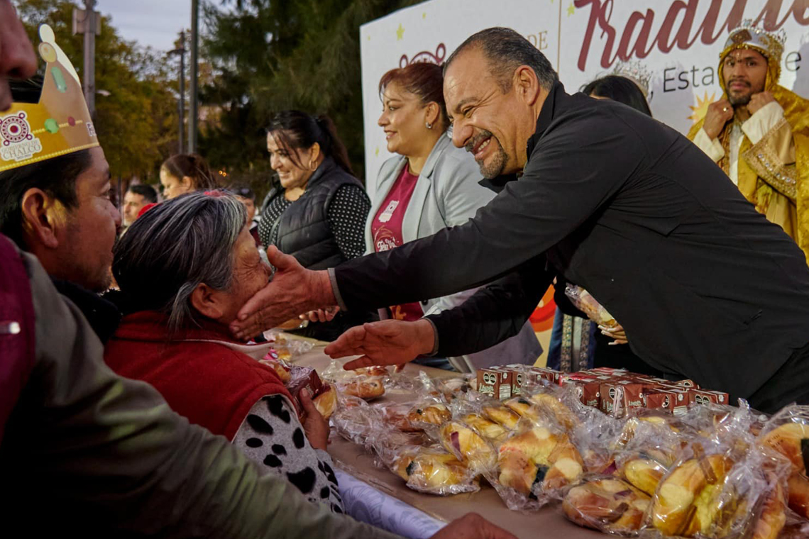 Boletín 249 .- Miguel Gutiérrez comparte la Rosca de Reyes con más de 10 mil personas